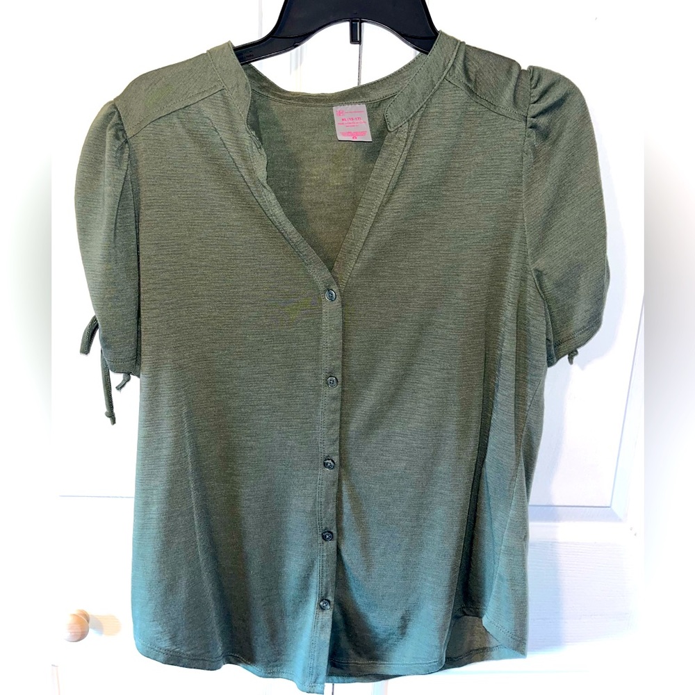 No Boundaries green button down blouse in great used condition.